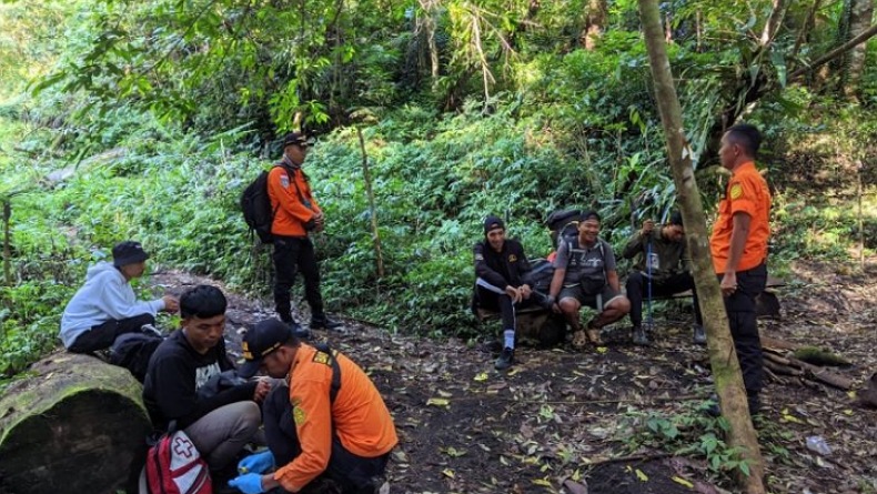 SAR Gabungan Temukan 8 Pendaki Gunung Soputan yang Tersesat