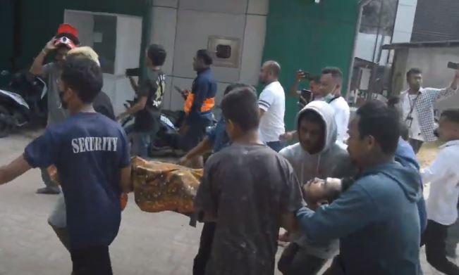 Warga Arak Jenazah Pemuda Korban Penembakan ke Polres dan DPRD Belu