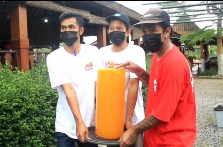 Kuliner Unik, Nasi Tempong dengan Es Jeruk Berukuran 10 Liter