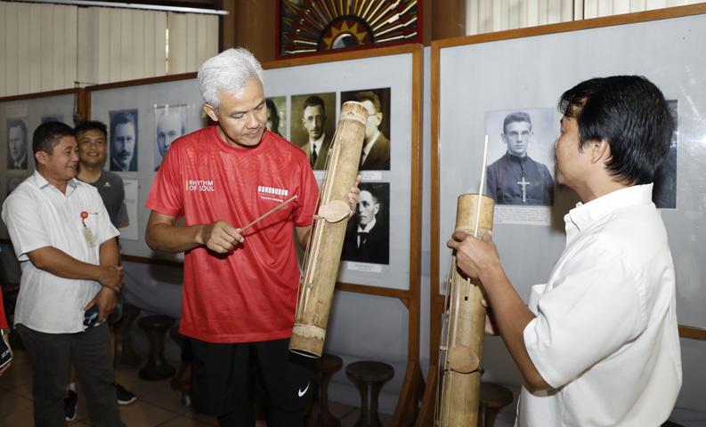 Cerita Ganjar Menyusuri Sejarah Nias, Dapat Hadiah Alat Musik Tutuhao dan Buku