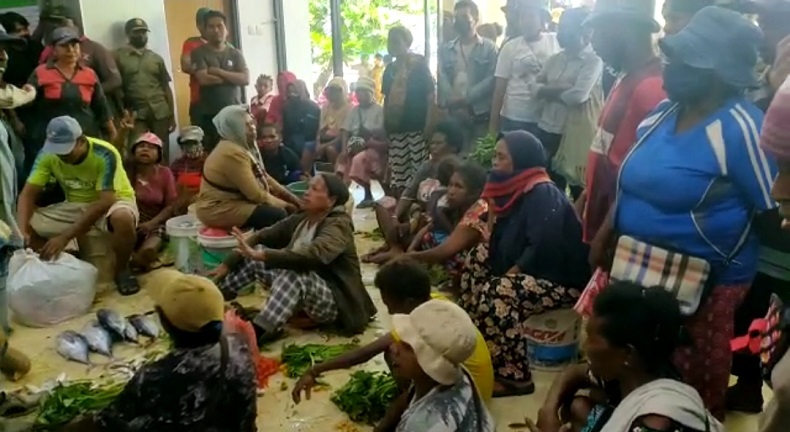 Protes Pasar Modern Rufei Sepi Pembeli, Mama Papua Gelar Dagangan di Kantor Wali Kota