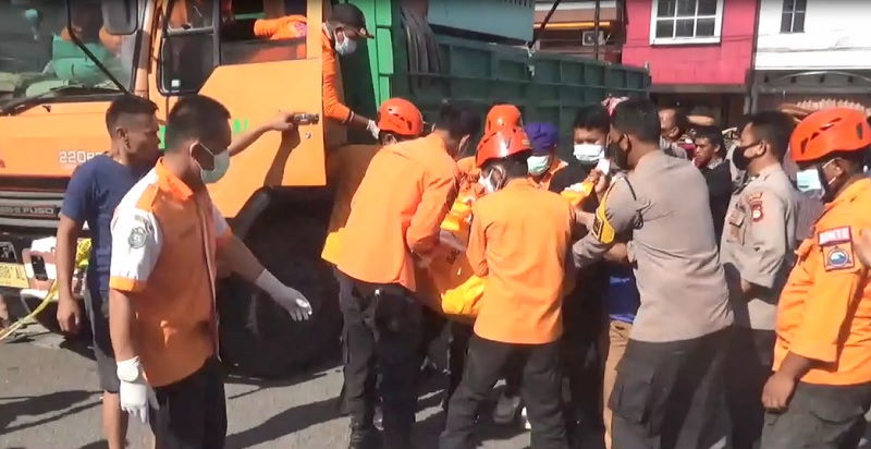 title Parepare Gempar, Sopir Ditemukan Tewas dalam Truk Parepare Gempar, Sopir Ditemukan Tewas dalam Truk