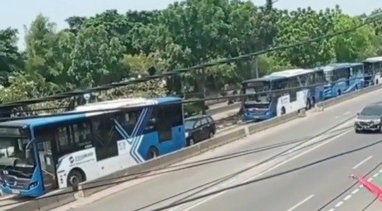 Viral Pengendara Avanza Terjebak Macet di Jalur Busway, Netizen Bingung: Padahal Jalan Biasa Lancar