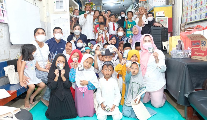 Semarak Suasana Bahagia Berkat Selembar Foto Instan - Bagian 2