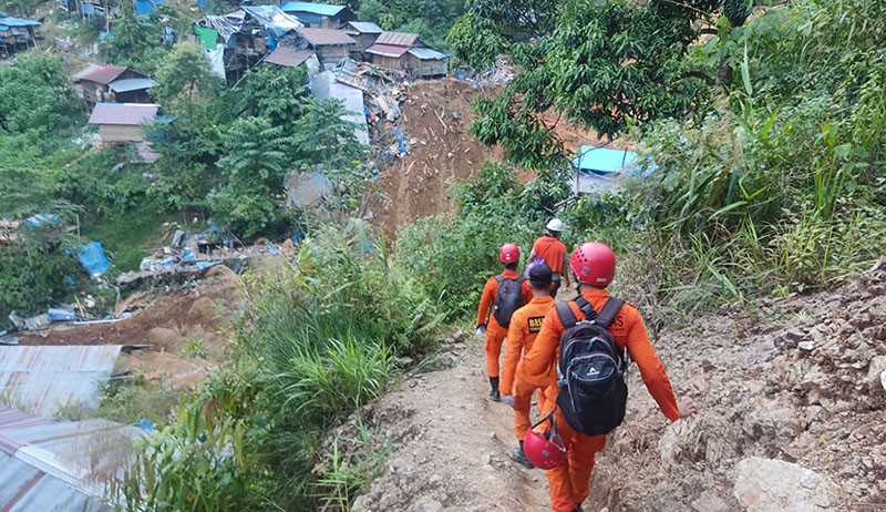Tim SAR Terus Cari Korban Tanah Longsor Tambang Emas Rakyat Kotabaru - Bagian 2