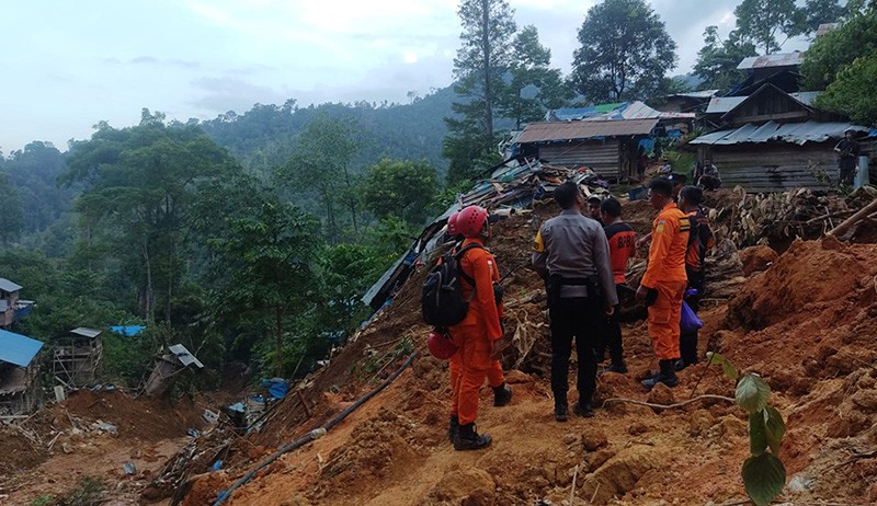 Tim SAR Terus Cari Korban Tanah Longsor Tambang Emas Rakyat Kotabaru - Bagian 1