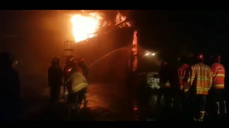 Pabrik Pengolahan Kayu di Pasuruan Ludes Terbakar, Karyawan Lari Selamatkan Diri 