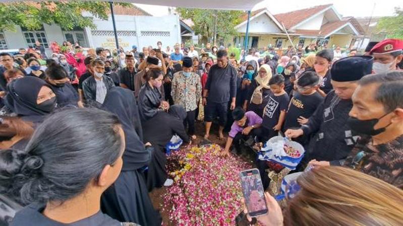 Mayangsari Berduka, Tak Kuasa Menahan Tangis saat Pemakaman Ibunda di Purwokerto
