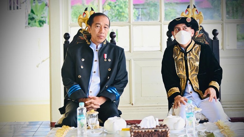 Kunjungi Kedaton Kesultanan Ternate, Jokowi Dianugerahi Gelar Dada Madopo Malomo