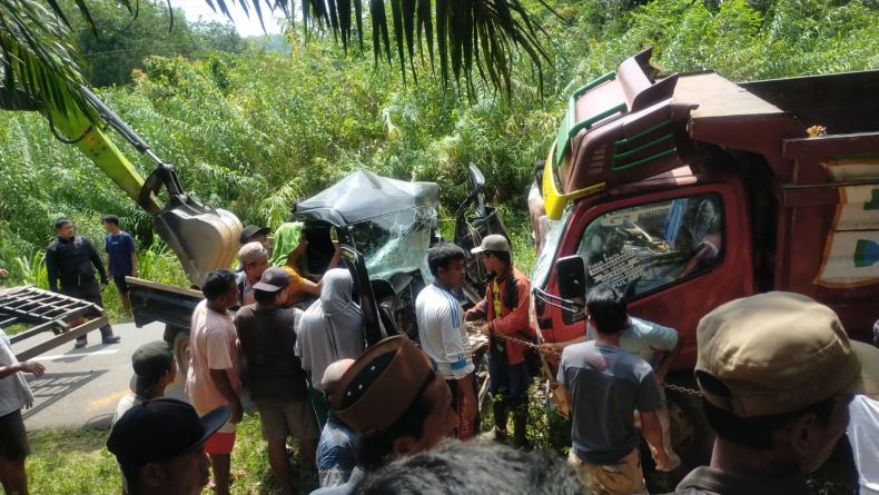 title Adu Banteng Dump Truk vs Pikap di Bangka Selatan, 2 Orang Patah Kaki Adu Banteng Dump Truk vs Pikap di Bangka Selatan, 2 Orang Patah Kaki