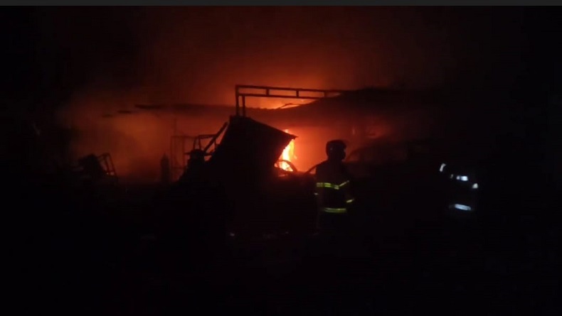 Bengkel di Kanci Cirebon Terbakar, 4 Mobil Hangus Dilalap Api