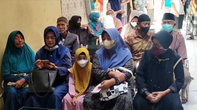 title Gagal Berangkat Diduga Ditipu Travel, Puluhan Calon Jamaah Umrah Geruduk Polres Kediri Kota Gagal Berangkat Diduga Ditipu Travel, Puluhan Calon Jamaah Umrah Geruduk Polres Kediri Kota
