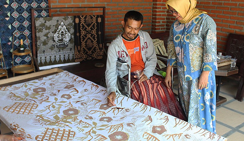 Penyandang Disabilitas Membuat Batik Tulis, Hasilnya Dijual Rp7 Juta ke Thailand - Bagian 2
