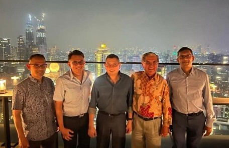 Hary Tanoesoedibjo Jamu Petinggi RHB Banking Group Sambil Nikmati Panorama City Light Jakarta