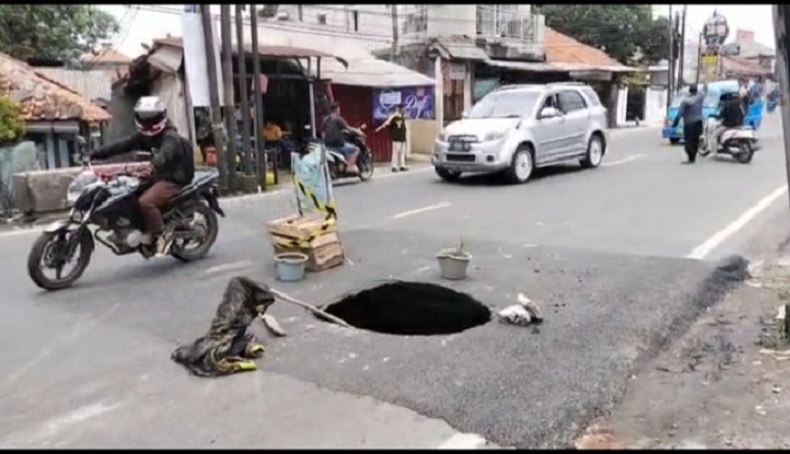 Jalan Raya Cibungbulang Bogor Amblas, Lalu Lintas Tersendat