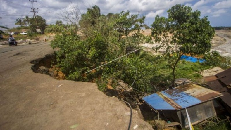 Jalan Nasional di Tanah Bumbu Longsor ke Lubang Tambang Batu Bara, Rumah Warga Ikut Rusak
