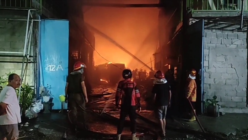 Gudang Rongsokan di Madiun Terbakar Hebat, Barang Bekas Siap Jual Ludes