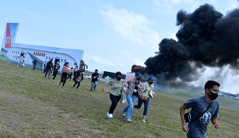 Asap Hitam Mengepul, Penumpang Berhamburan Keluar Pesawat di Bandara Ngurah Rai - Bagian 1