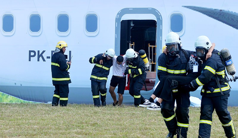 Asap Hitam Mengepul, Penumpang Berhamburan Keluar Pesawat di Bandara Ngurah Rai - Bagian 3