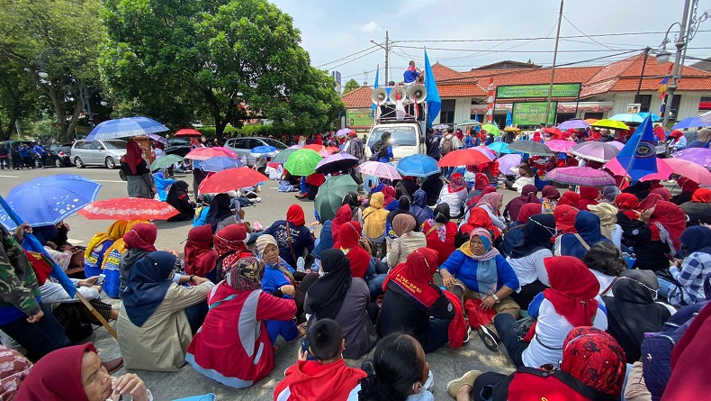Buruh Korban PHK Geruduk PN Bandung, Tuntut Hakim Kabulkan Gugatan Pesangon 