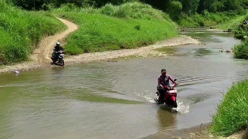  Potret Warga Desa Kedung Gading Kendal Bertaruh Nyawa Seberangi Sungai Blukar