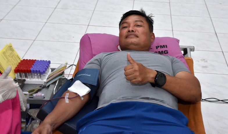 Begini Ekspresi Pangdam IV/Diponegoro saat Donor Darah HUT ke-77 TNI 