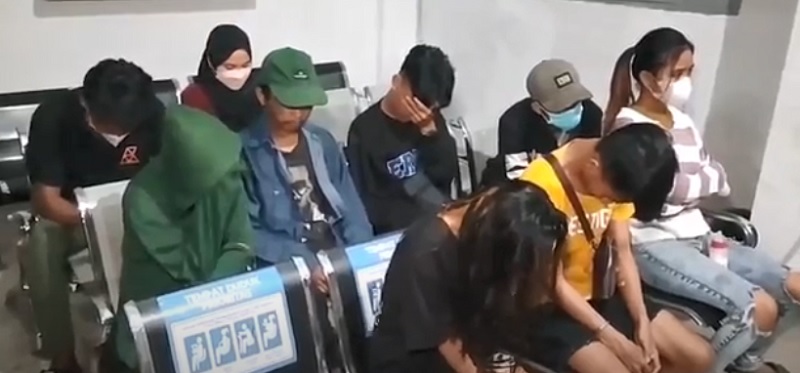 title Razia Hotel Melati, Petugas Amankan 2 PSK di Bawah Umur dan 3 Pengguna Narkoba Razia Hotel Melati, Petugas Amankan 2 PSK di Bawah Umur dan 3 Pengguna Narkoba