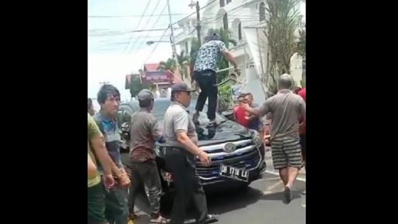 Viral Mobil Tabrak Bocah SD di Pineleng Diamuk Massa, Pengemudi Tak Berani Keluar