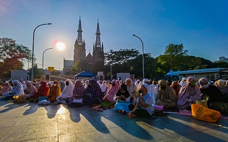 6 Agama Beserta Kitab Suci dan Tempat Ibadahnya di Indonesia