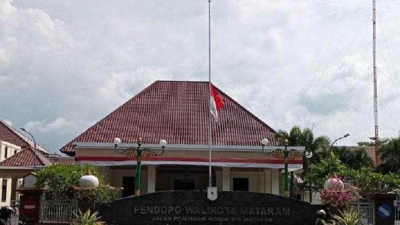 Gubernur NTB Ke-4 Meninggal, Pemkot Instruksikan Pengibaran Bendera Setengah Tiang