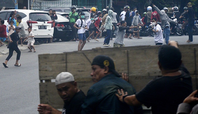 Eksekusi Rumah di Makassar Ricuh, Polisi Dilempari Petasan - Bagian 2