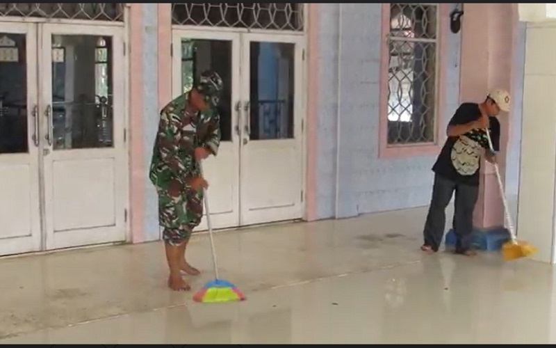 HUT Ke-77 TNI, Prajurit Kodim OKI Bersihkan Masjid dan Terminal