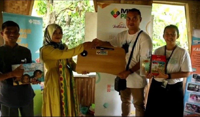 title Terima Bantuan MNC Peduli, Guru Taman Baca di Kampung Cilame Mengaku Senang Terima Bantuan MNC Peduli, Guru Taman Baca di Kampung Cilame Mengaku Senang