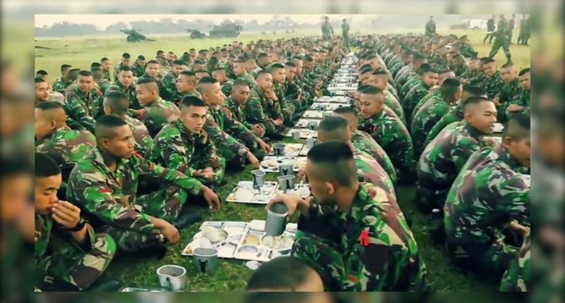 Pernah Coba Nasi Militer Khas Indonesia? Isinya Telur Mentah dan Nasi yang Diblender