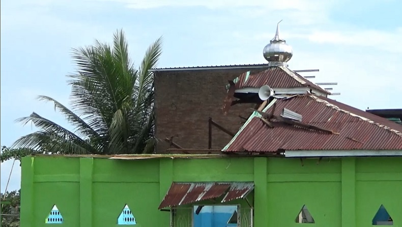Hujan Es Disertai Angin Kencang Landa Makassar, Rumah dan Masjid Porak-poranda