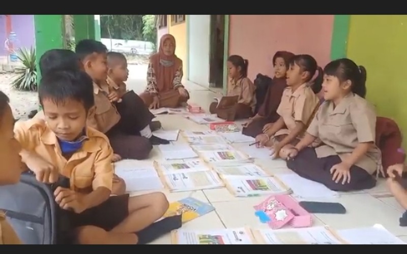Tidak Punya Ruang Kelas, Siswa SD Sungai Harapan Muba Belajar di Teras Sekolah