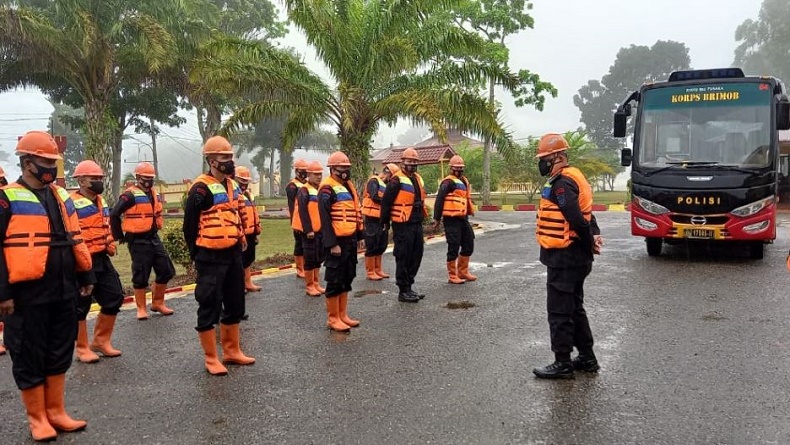 title 100 Anggota Brimob Polda Sumut Dikerahkan ke Tapanuli Utara, Bantu Korban Gempa 100 Anggota Brimob Polda Sumut Dikerahkan ke Tapanuli Utara, Bantu Korban Gempa