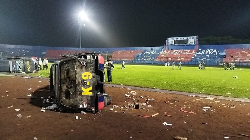 Arema FC Dikalahkan Persebaya, Suporter Amuk Mobil Polisi di Stadion Kanjuruhan