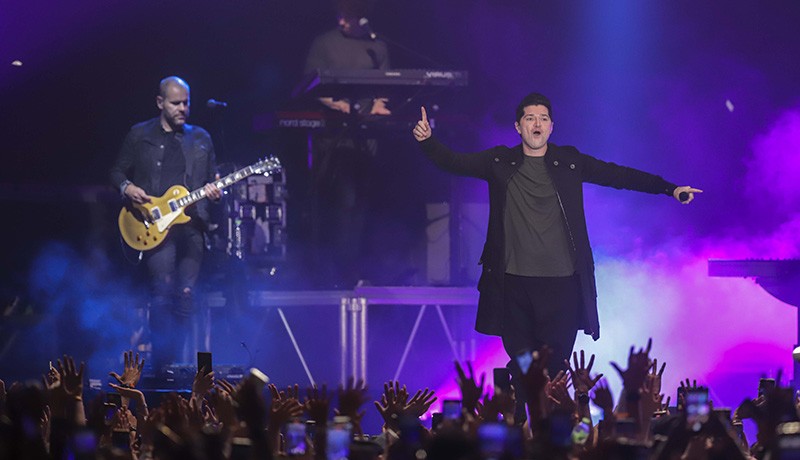 Aksi The Script Menghibur Penggemar Bawakan Lagu Superheroes - Bagian 1
