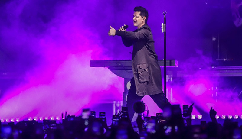 Aksi The Script Menghibur Penggemar Bawakan Lagu Superheroes - Bagian 2