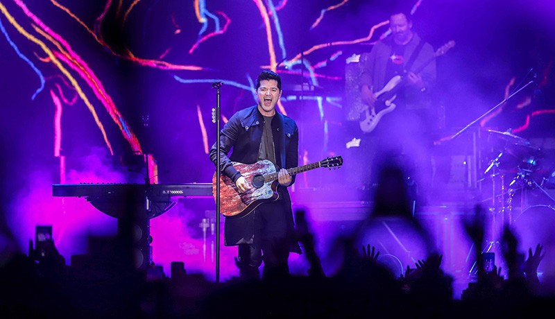 Aksi The Script Menghibur Penggemar Bawakan Lagu Superheroes - Bagian 4