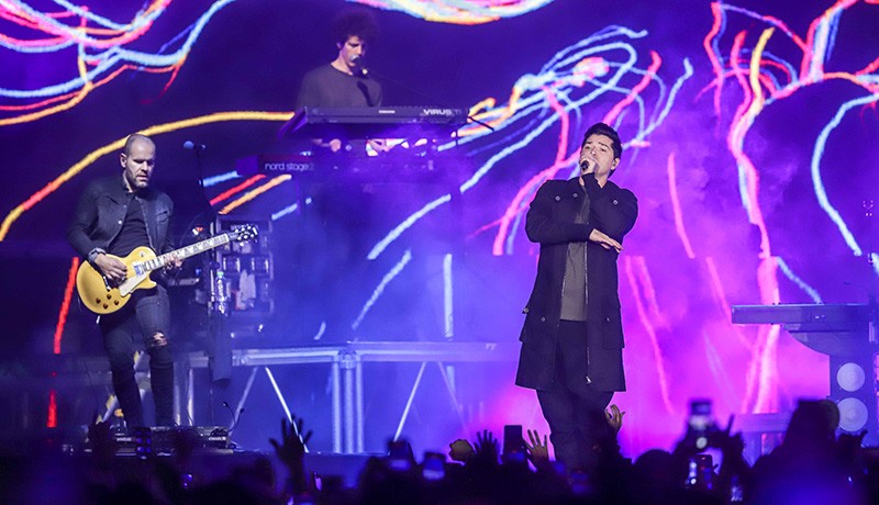 Aksi The Script Menghibur Penggemar Bawakan Lagu Superheroes - Bagian 5