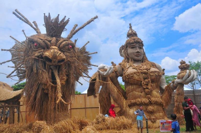 Warga Antusias Kunjungi Festival Jerami di Grobogan - Bagian 3