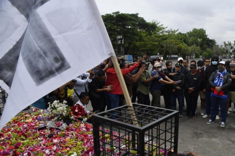 Suporter Arema FC Tabur Bunga di Stadion Kanjuruhan - Bagian 3