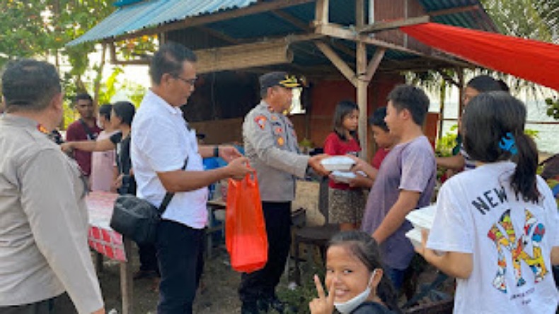 Bikin Haru, Polisi Bagikan Makanan untuk Korban Bencana Kebakaran Pasar 54 Amurang