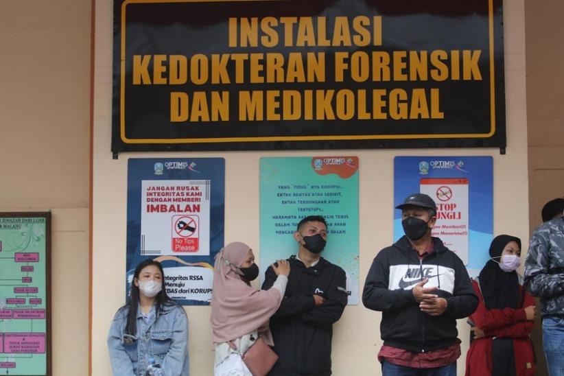 Keluarga Korban Kerusuhan Stadion Kanjuruhan Mendatangi RS Saiful Anwar Malang - Bagian 3