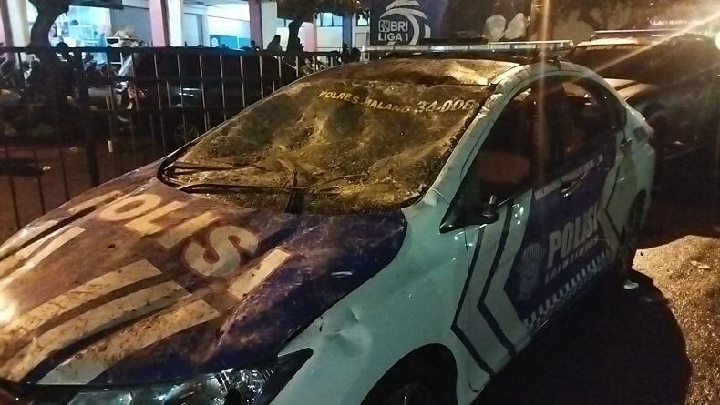 Kerusuhan Sepak Bola di Stadion Kanjuruhan Malang, 10 Kendaraan Polisi Rusak