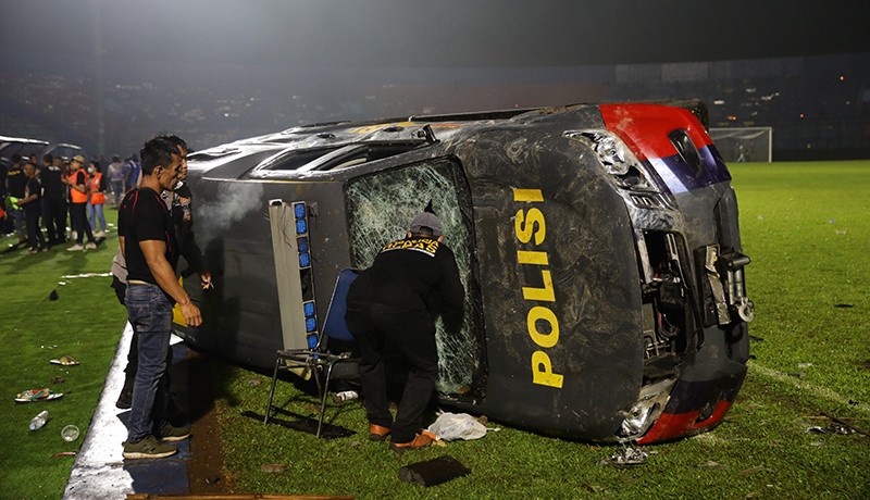 Foto Kerusuhan di Stadion Kanjuruhan, Sejumlah Mobil Polisi Hancur - Bagian 1
