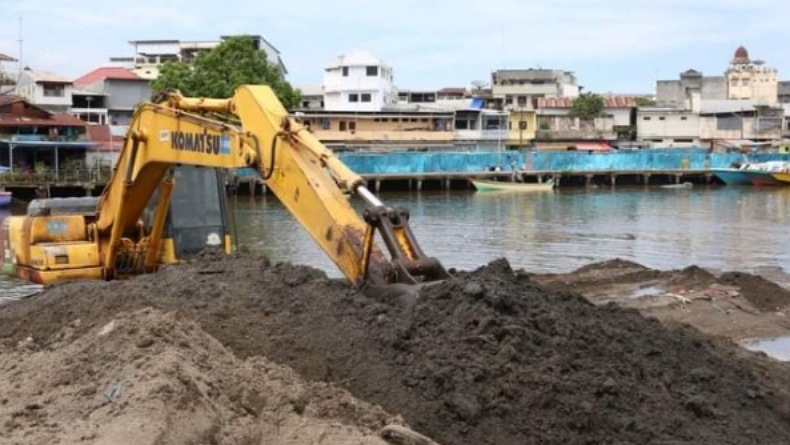 Antisipasi Banjir, Pemerintah Kota Manado Keruk Muara Jembatan Megawati dan DAS Tondano 