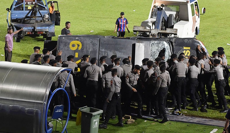 Evakuasi Bangkai Kendaraan usai Kerusuhan di Stadion Kanjuruhan - Bagian 2
